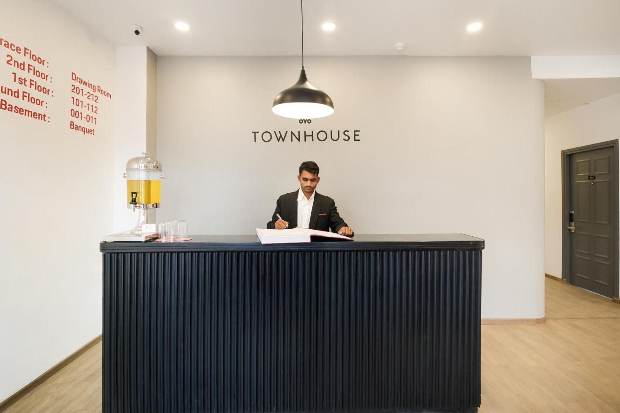Отель Townhouse The Awadh Airport Near Chaudhary Charan Singh International Airport Bijnaur Экстерьер фото
